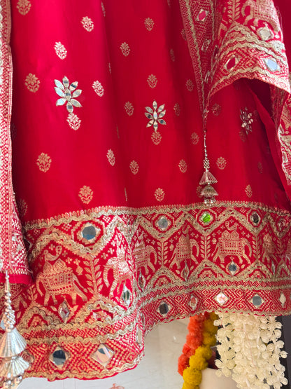 Luxurious crepe Benarsi Mirrorwork suit
